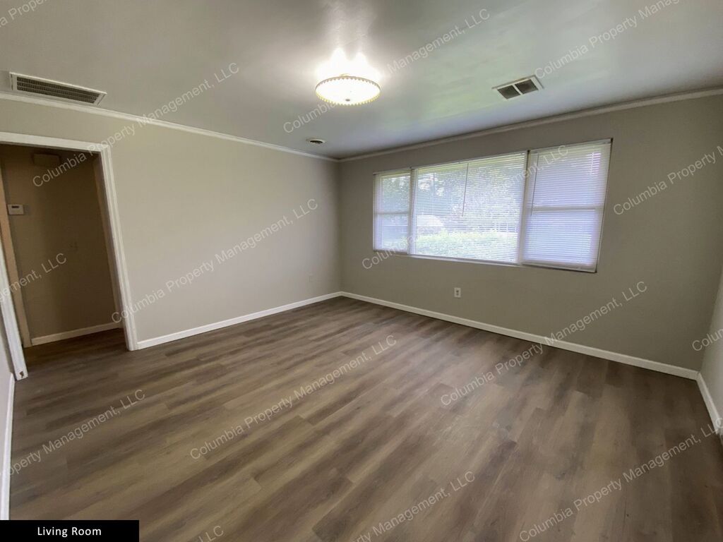 Gallery Image 28972 for 821 Arrowwood Road. Contact us if you would like an assisted tour.