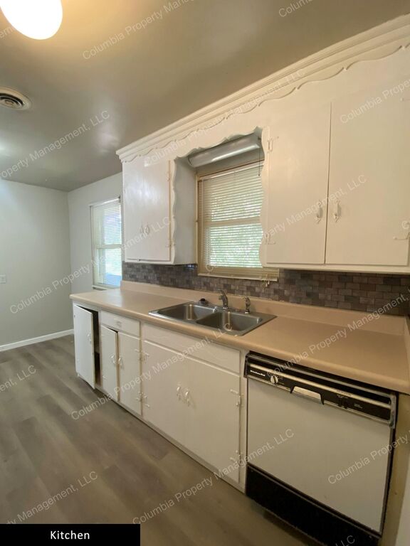 Gallery Image 28987 for 821 Arrowwood Road. Contact us if you would like an assisted tour.