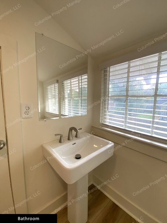 Gallery Image 28944 for 1310.5 Maple Street. Contact us if you would like an assisted tour.